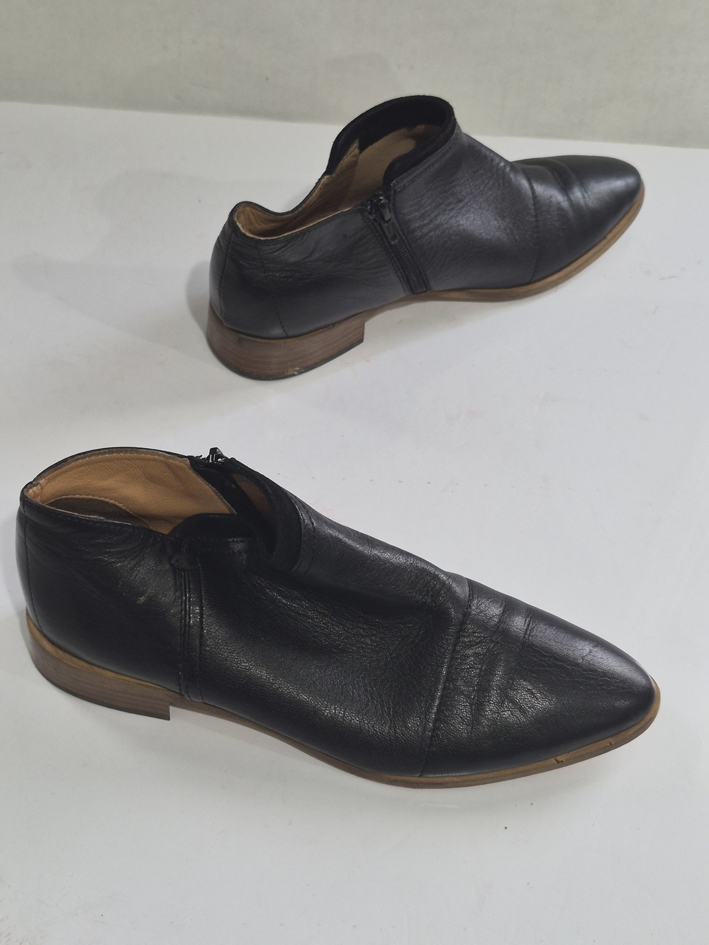 AVELLINI Women's Italian Leather Pointy Toe, Side-Zipper Ankle Booties Size 39